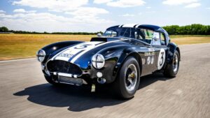 AC Cobra 1966: Mobil Klasik Langka yang Terkenal Terjual hingga $2,7 Juta di Lelang AC Cobra 1966: Mobil Klasik Langka yang Terkenal Terjual hingga $2,7 Juta di Lelang