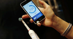 Lebih Baik Sikat Gigi Elektrik atau Manual? Ini Penjelasan Lengkapnya