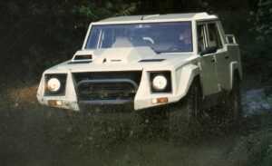 Lamborghini LM002 1987 ‘Rambo Lambo’ Terjual Seharga $400.000 di Lelang, SUV Langka yang Jadi Rebutan Kolektor
