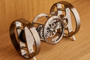 Kolaborasi Eksklusif, Maison Alcée × Hodinkee Rilis Jam Meja Edisi Terbatas