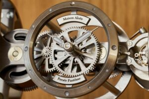 Kolaborasi Eksklusif, Maison Alcée × Hodinkee Rilis Jam Meja Edisi Terbatas