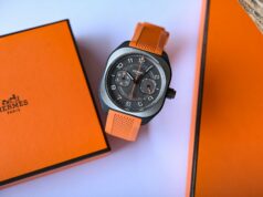 Hermès H08 Chronograph Jaune de Naples, Inovasi Warna dan Teknologi dalam Dunia Horologi