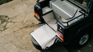 Lamborghini LM002 1987 ‘Rambo Lambo’ Terjual Seharga $400.000 di Lelang, SUV Langka yang Jadi Rebutan Kolektor