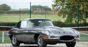 Rowan Atkinson Kembalikan Kilau Jaguar E-Type 1963 Lewat Restorasi dan Lelang Eksklusif