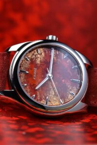 AWAKE’s Sơn Mài Frosted Leaf “Royal Red”, Jam Tangan Mewah dengan Sentuhan Merah Royal dan Emas
