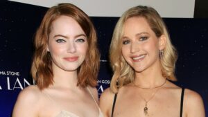 Emma Stone Bantah Rumor Akan Memerankan Miss Piggy di Film Baru Bersama Jennifer Lawrence