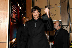 Jacob Elordi Raih Penghargaan Akting Besar Perdana di Critics Choice Awards Lewat “Frankenstein” Jacob Elordi Raih Penghargaan Akting Besar Perdana di Critics Choice Awards Lewat “Frankenstein”