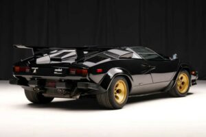 Lamborghini Countach 5000 QV 1988 dengan Jarak Tempuh 2.100 Mil Resmi Dijual