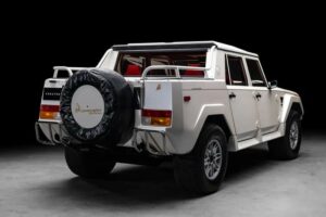 Lamborghini LM002 1990 Low Mileage Muncul di Pasar, SUV Legendaris Lamborghini yang Langka