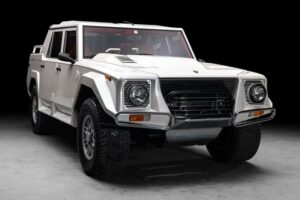 Lamborghini LM002 1990 Low Mileage Muncul di Pasar, SUV Legendaris Lamborghini yang Langka