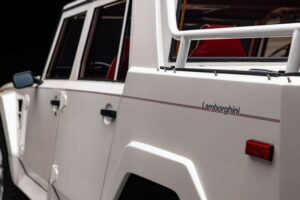 Lamborghini LM002 1990 Low Mileage Muncul di Pasar, SUV Legendaris Lamborghini yang Langka