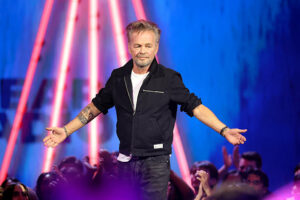 John Mellencamp Bawakan ‘Jack & Diane’ dan ‘Pink House’ Versi Akustik Saat Terima Icon Award di iHeartRadio Music Awards 2026 John Mellencamp Bawakan ‘Jack & Diane’ dan ‘Pink House’ Versi Akustik Saat Terima Icon Award di iHeartRadio Music Awards 2026