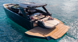 Yacht Manari 52 Meluncur di Miami dengan Sentuhan Interior Loro Piana yang Elegan