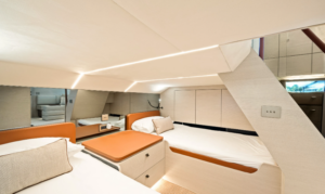 Yacht Manari 52 Meluncur di Miami dengan Sentuhan Interior Loro Piana yang Elegan