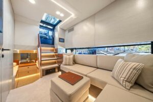 Yacht Manari 52 Meluncur di Miami dengan Sentuhan Interior Loro Piana yang Elegan